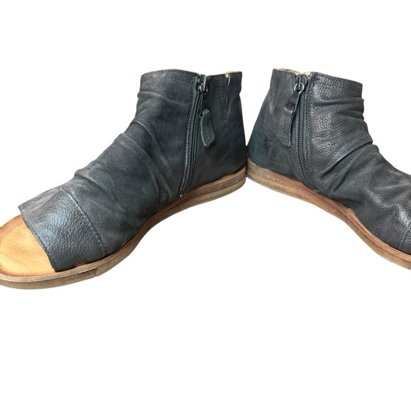 Miz Mooz | Black Leather Fuller Wide Side Zip Sandals | Sz 40 - Picture 4 of 7